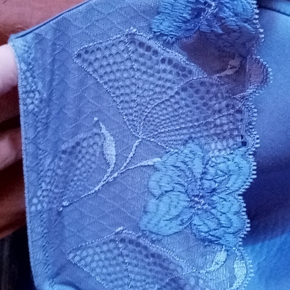 •Wirefree Two-Way Convertible Calvin Klein Bralet - Picture 8 of 13